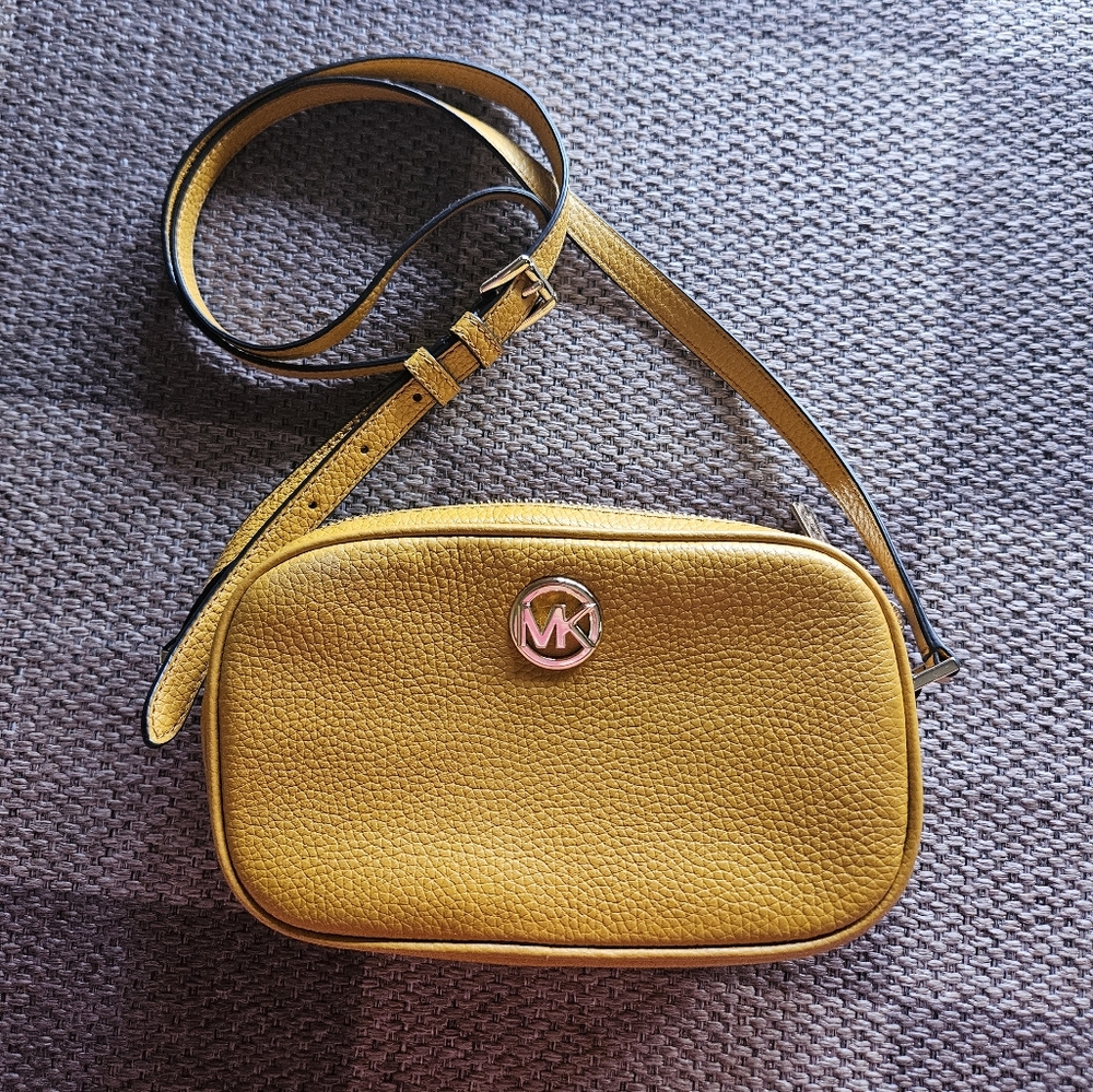 Michael KORS 💛 Leather Crossbody Bag